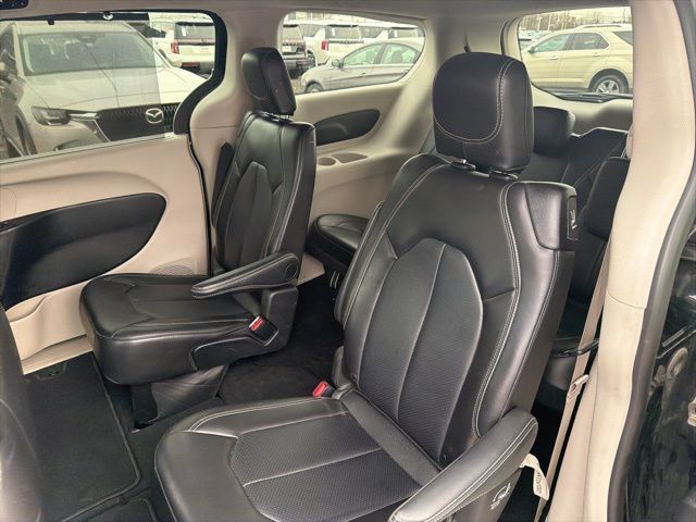 Used 2024 Chrysler Pacifica Touring-L FWD image 9