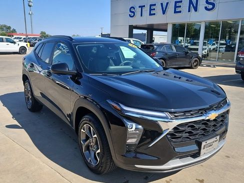 Used 2025 Chevrolet Trax LT FWD image 7