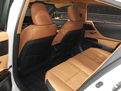 Used 2022 Lexus ES 300h Ultra Luxury w/ Accessory Package 2 FWD image 29