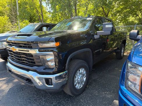 Used 2025 Chevrolet Silverado 2500 LT w/ Convenience Package AWD/4WD image 4