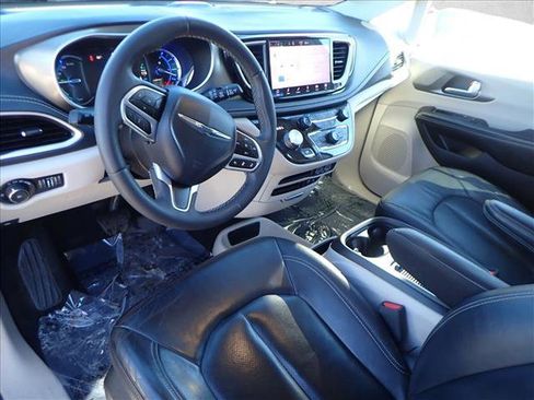 Used 2022 Chrysler Pacifica Touring-L image 12