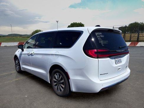 Used 2024 Chrysler Pacifica Limited FWD image 3