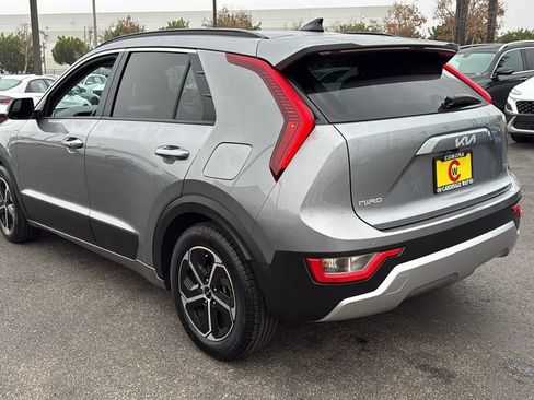 Used 2023 Kia Niro EX image 5