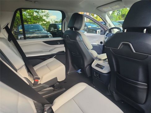 New 2026 Lincoln Navigator Premiere AWD/4WD image 22