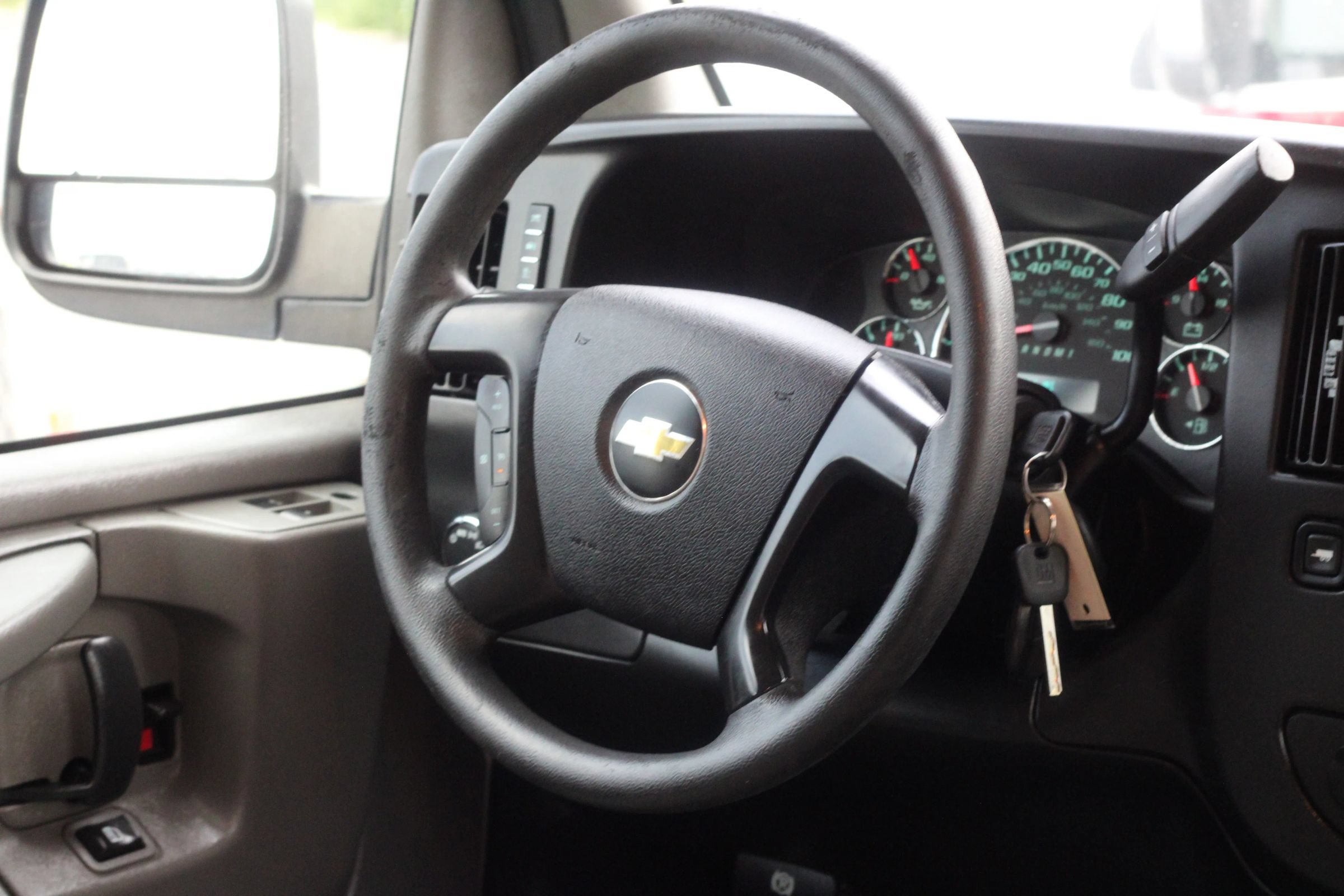 Used 2015 Chevrolet Express 2500 RWD image 13