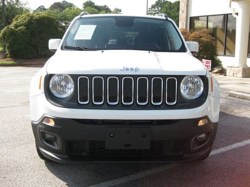 Used 2017 Jeep Renegade Latitude w/ Cold Weather Group AWD/4WD image 3