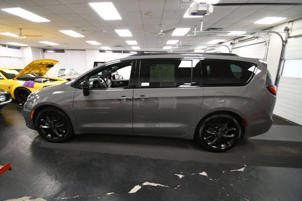 Used 2025 Chrysler Pacifica Limited FWD image 12