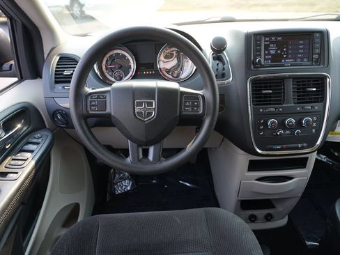 Used 2018 Dodge Grand Caravan SE w/ UConnect Hands-Free Group FWD image 19