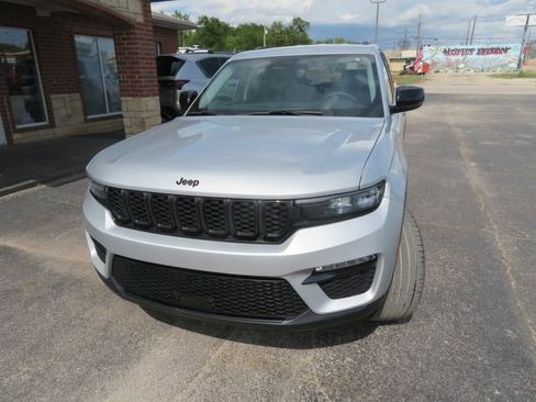 Used 2023 Jeep Grand Cherokee Limited w/ Black Appearance Package AWD/4WD image 2