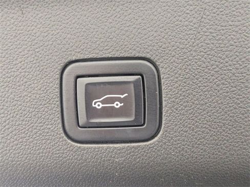 Used 2022 GMC Yukon SLT w/ SLT Luxury Package image 32