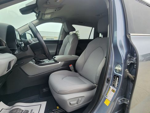 Used 2020 Toyota Highlander LE AWD/4WD image 12