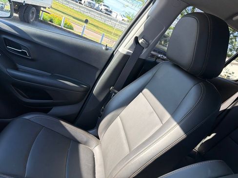 Used 2021 Chevrolet Trax LT w/ Premium Seat Package AWD/4WD image 14