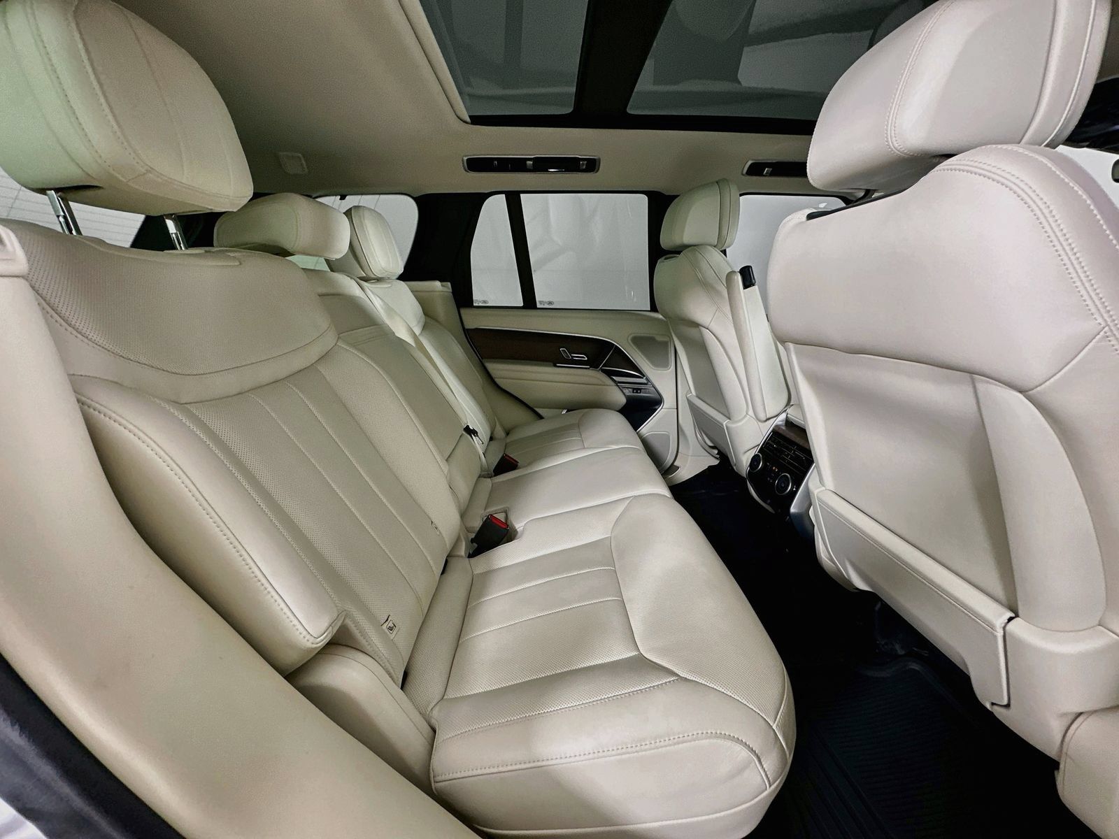 Used 2025 Land Rover Range Rover SE AWD/4WD image 30