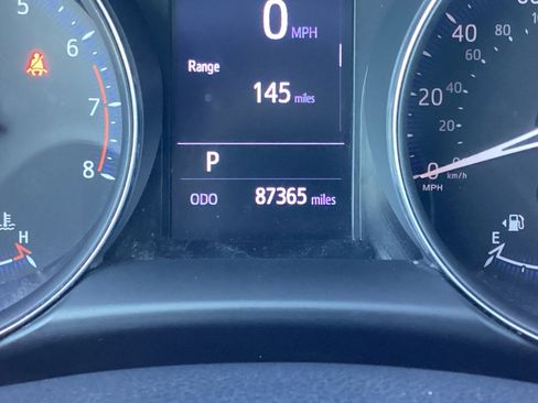 Used 2019 Toyota C-HR XLE FWD image 2