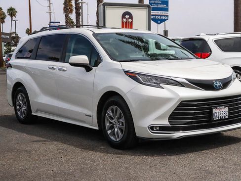 Used 2021 Toyota Sienna XLE w/ XLE Plus Package FWD image 3