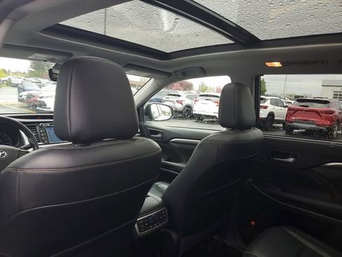Used 2017 Toyota Highlander Limited AWD/4WD image 12