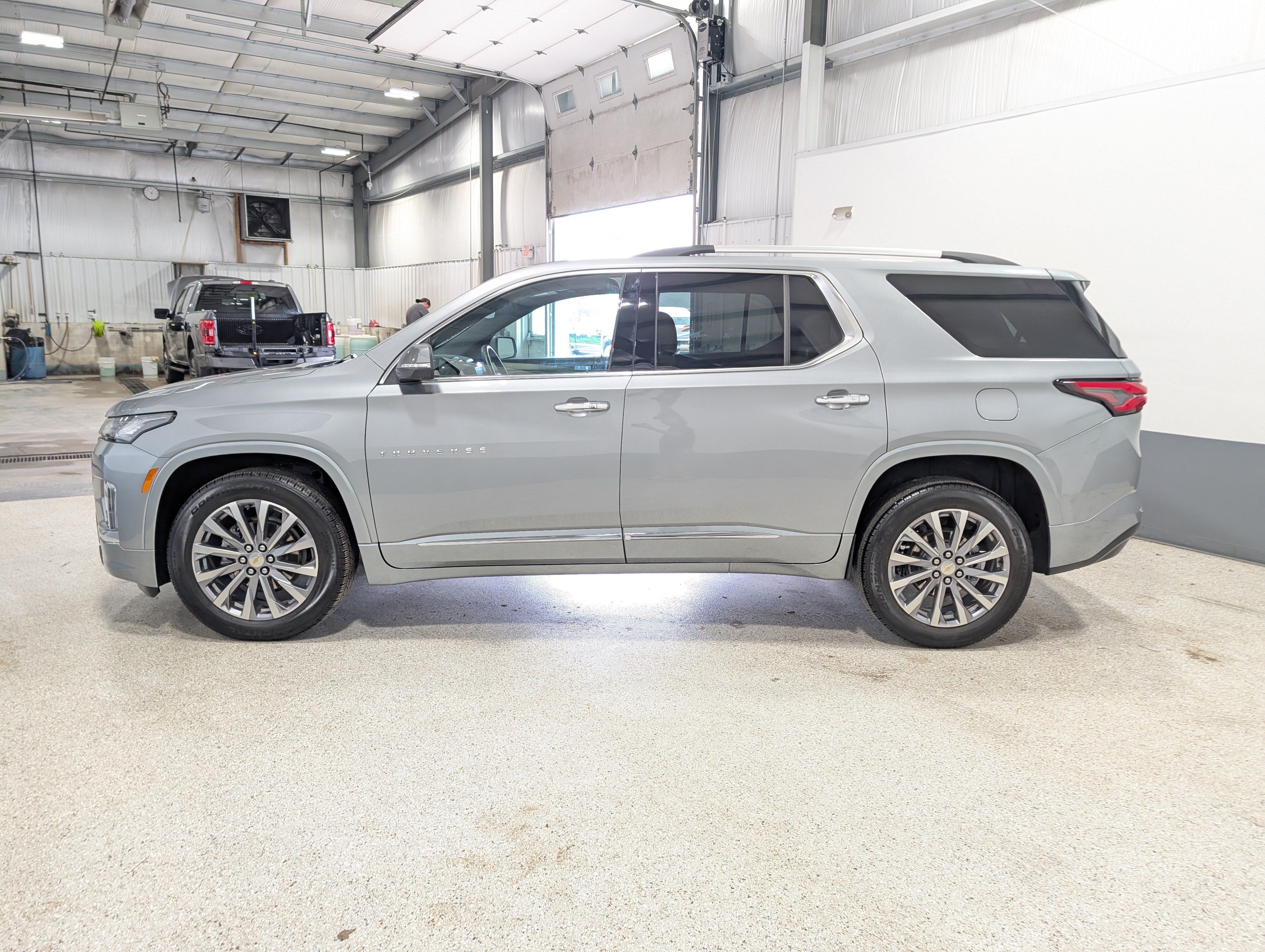 Used 2023 Chevrolet Traverse Premier FWD image 6