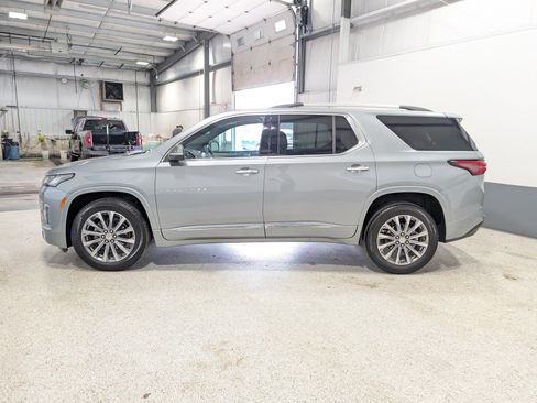 Used 2023 Chevrolet Traverse Premier FWD image 6