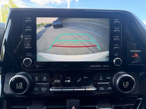 Used 2020 Toyota Highlander LE AWD/4WD image 16