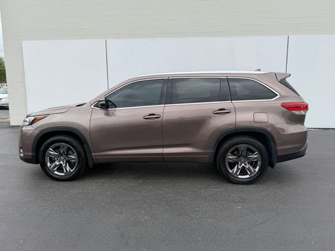 Used 2018 Toyota Highlander Limited Platinum image 2