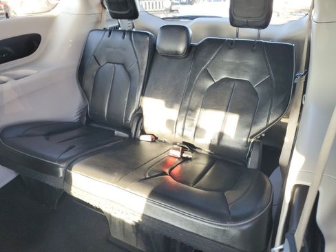 Used 2019 Chrysler Pacifica Limited image 39