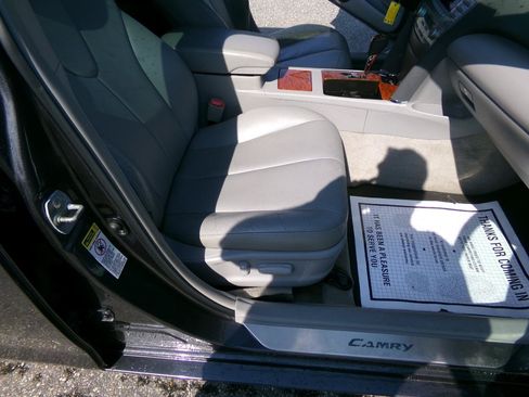 Used 2010 Toyota Camry XLE FWD image 15