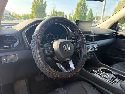 Used 2025 Honda Pilot Touring image 16