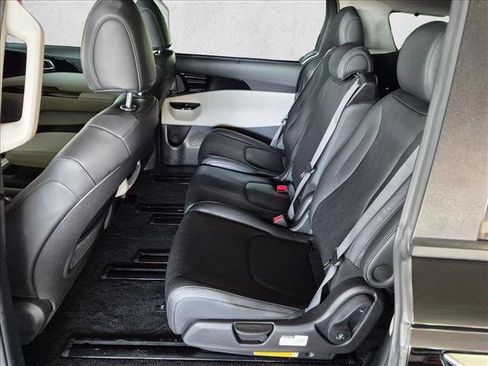 Used 2022 Kia Carnival EX FWD image 19