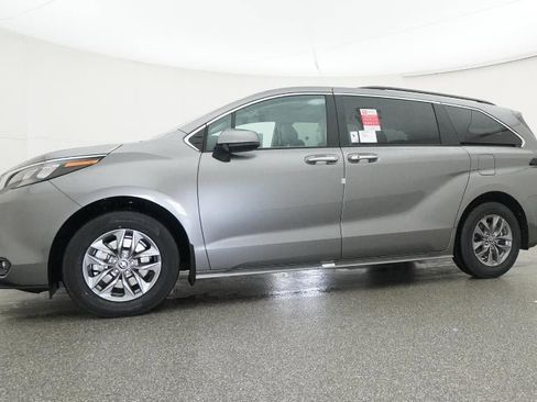 New 2026 Toyota Sienna XLE image 18
