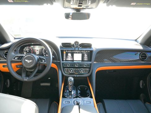 Used 2025 Bentley Bentayga image 42