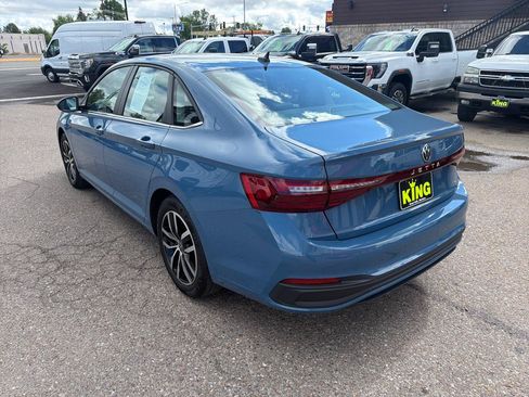 Used 2025 Volkswagen Jetta SE FWD image 4