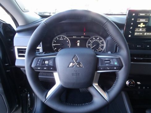 New 2025 Mitsubishi Outlander SE image 32