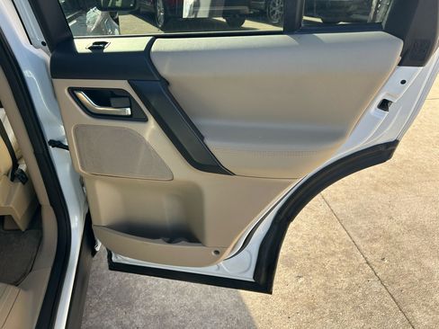 Used 2014 Land Rover LR2 HSE image 16