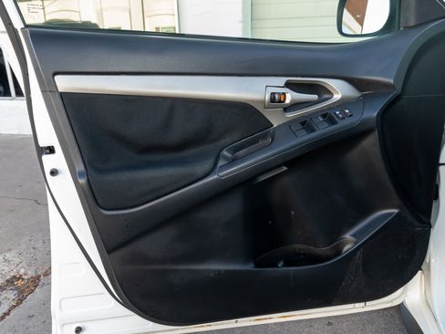 Used 2010 Pontiac Vibe w/ Preferred Package image 9