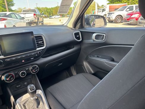 Used 2020 Hyundai Venue SE FWD image 11