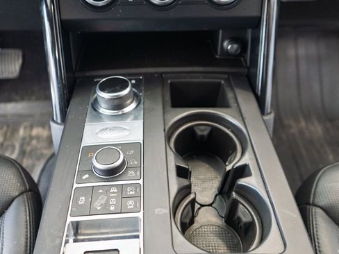 Used 2018 Land Rover Discovery SE image 11