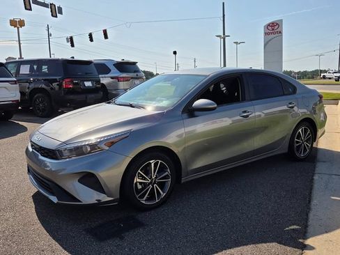 Used 2022 Kia Forte LXS FWD image 3