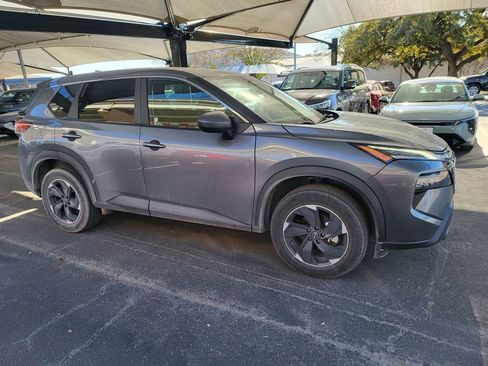 Used 2024 Nissan Rogue SV image 4