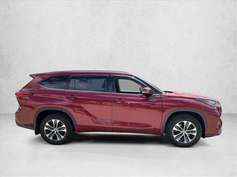 Used 2020 Toyota Highlander XLE AWD/4WD image 4