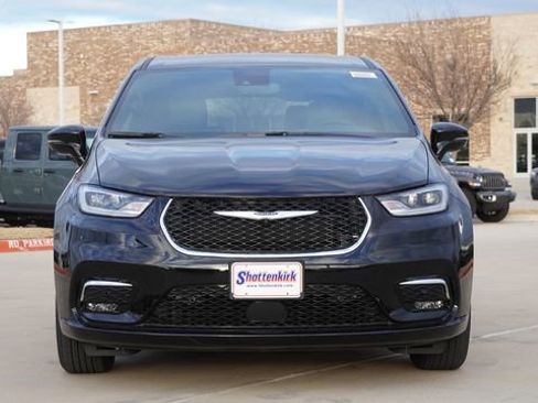 New 2026 Chrysler Pacifica Select image 2