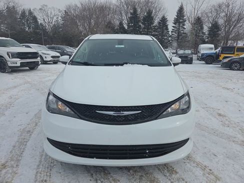 Used 2020 Chrysler Voyager L image 2