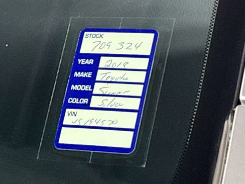 Used 2018 Toyota Sienna XLE image 25