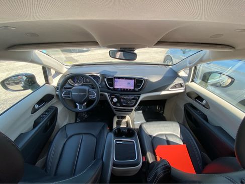 Used 2024 Chrysler Pacifica Touring-L FWD image 20