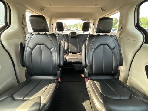 Used 2024 Chrysler Pacifica Touring-L FWD image 32