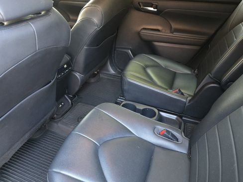 Used 2020 Toyota Highlander XLE image 14