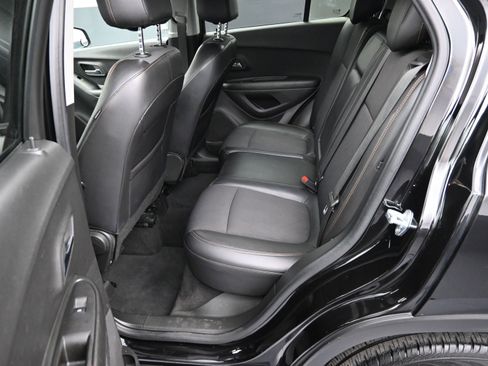 Used 2022 Chevrolet Trax LT w/ Midnight Edition image 25