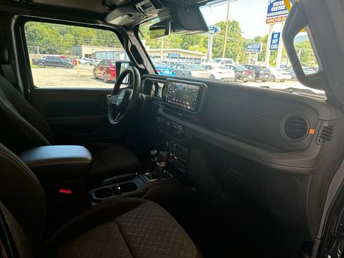 Used 2024 Jeep Gladiator Mojave w/ Technology Group AWD/4WD image 18
