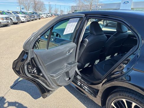 Used 2018 Toyota Camry SE w/ Moonroof Package FWD image 32