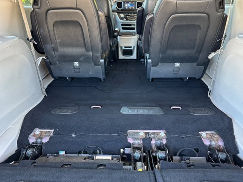 Used 2020 Chrysler Pacifica Touring-L w/ Tire & Wheel Group image 15