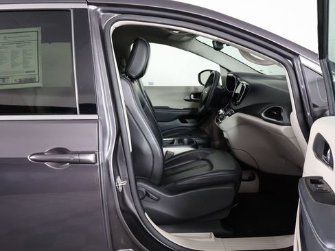 Used 2023 Chrysler Pacifica Touring-L FWD image 29